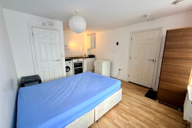 Rose & Crown Mews, Isleworth photo 5