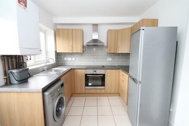 Thumbnail Maisonette to rent in Hedge Lane, Palmers Green