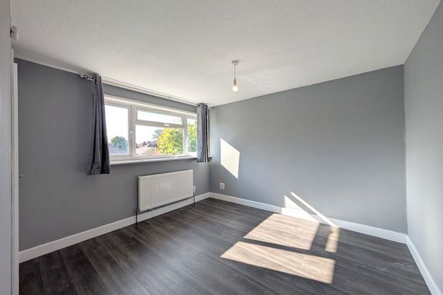 12, Becketts Close, Feltham photo 5