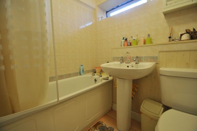 34, Cathedral Drive, Basildon photo 5