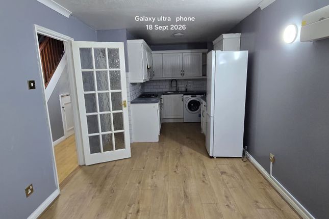 68 Cumberland Avenue, Guildford photo 2