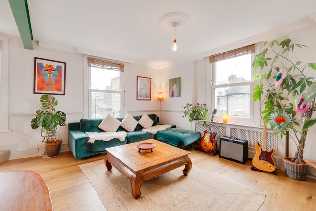 Flat for sale in Hassett Road, London