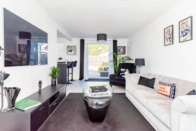 1 Hatherwood, Yateley photo 2