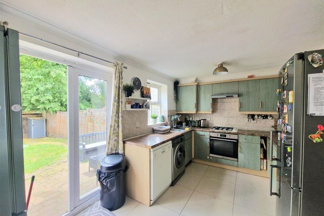 27, Chamberlayne Avenue, WEMBLEY photo 3