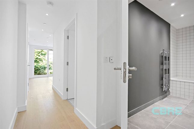 Flat to rent in Escapade Place, London