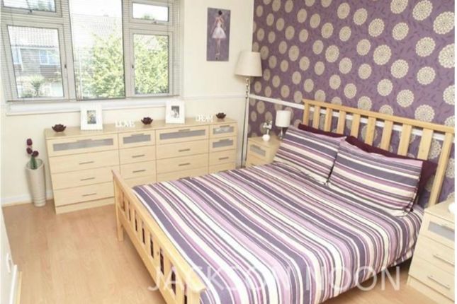 15, Cyclamen Way, Epsom photo 4