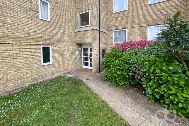 Flat for sale in Kingfisher Heights, Hogg Lane, Grays
