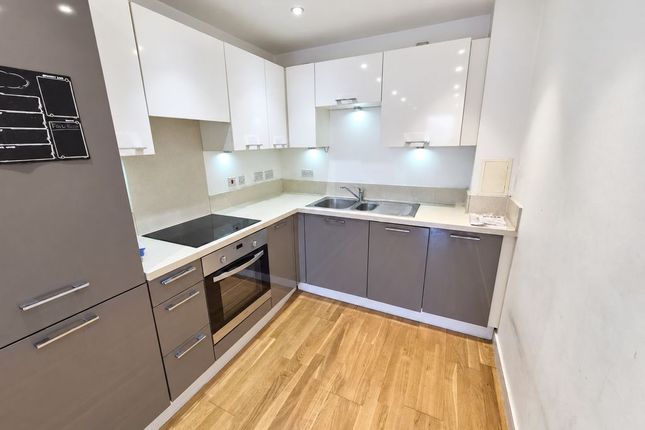 Flat, Brunel Court, Edgware photo 2