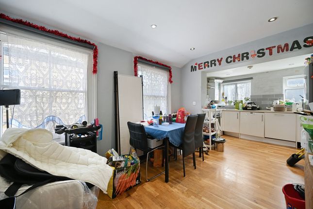 20b, Felixstowe Road, London photo 3