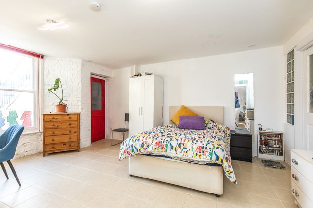 Basement Flat, 27, Clarence Square, Brighton photo 3