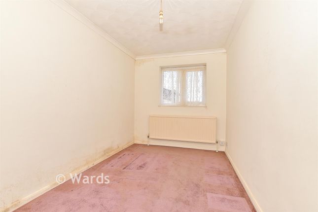 43, Lade Fort Crescent, Lydd-On-Sea photo 4