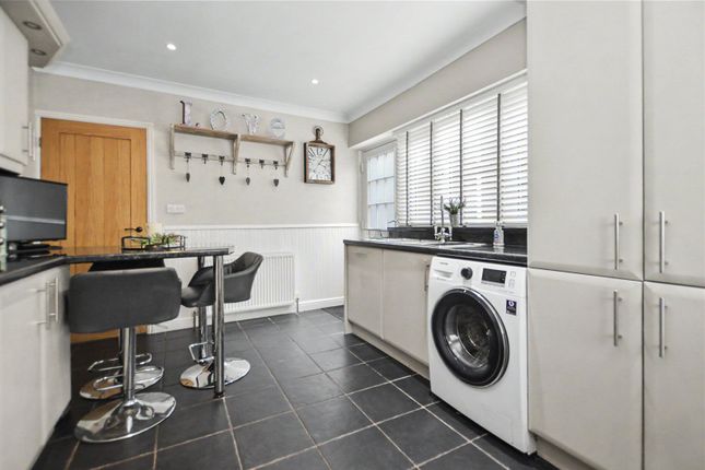 19, Elmroyd, Leeds photo 4