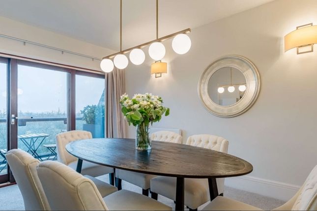 Penthouse B, London photo 3