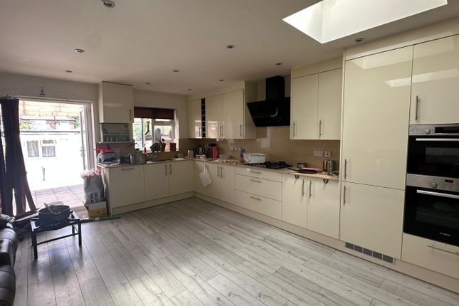 98, Broomgrove Gardens, Edgware photo 4