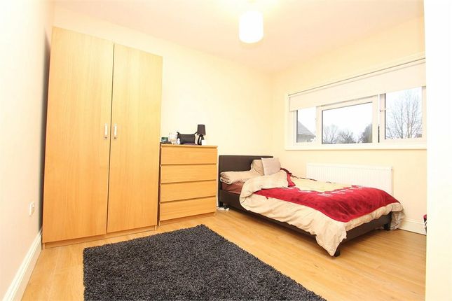 Flat 1, 30b, Bathurst Walk, Richings Park photo 3