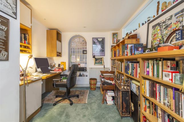 Flat for sale in Lyndhurst Road, Hampstead