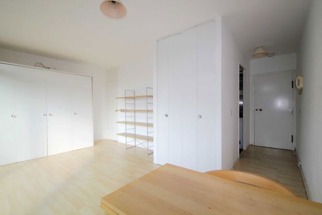 Flat 118, John Trundle Court, Barbican, London photo 2