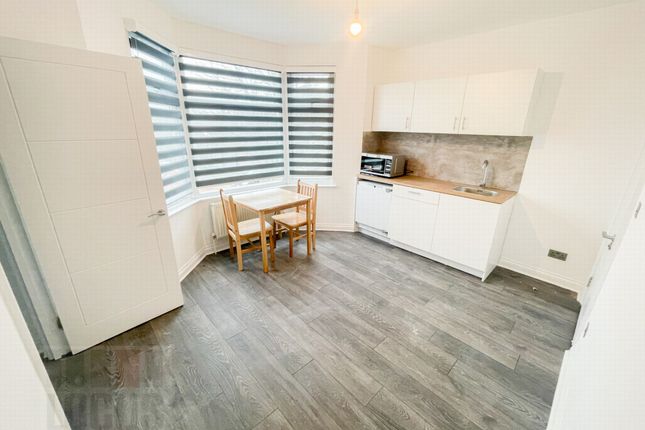 Thumbnail Flat to rent in Norfolk Avenue, Palmers Green