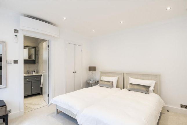 Flat to rent in Park Mount Lodge, 12-14 Reeves Mews, Mayfair, London