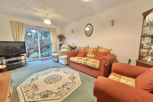 22, Pine Tree Court, Swansea photo 2