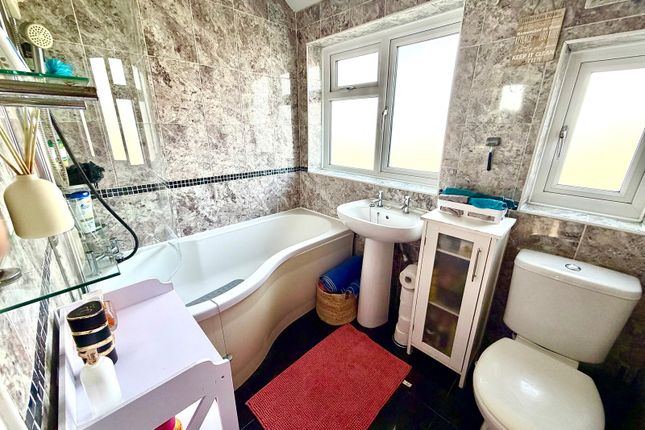 12, Devon Way, Chessington photo 4