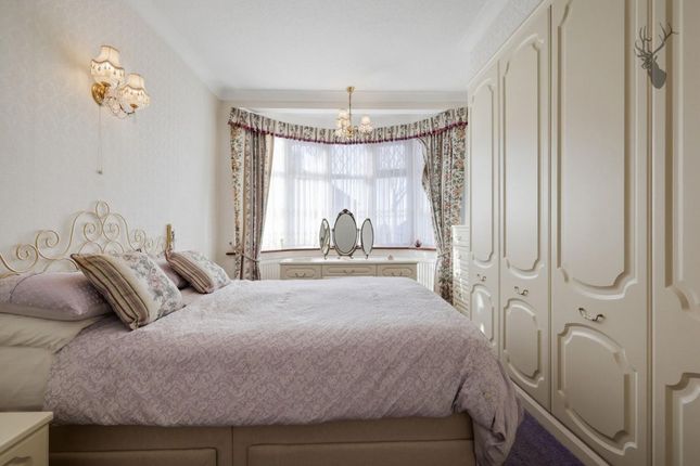 37 Sunset Avenue, London photo 4