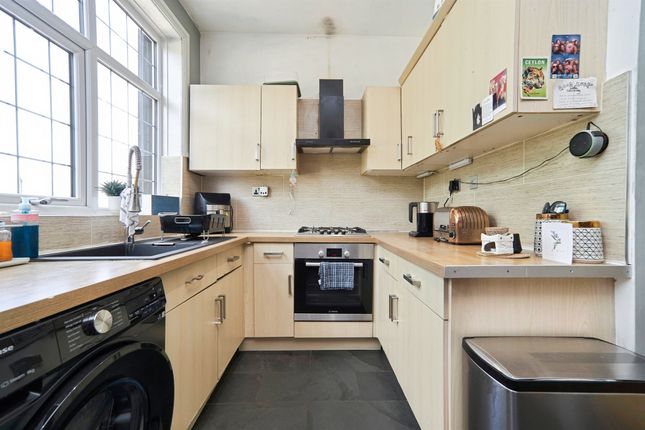 2, Featherbank Grove, Leeds photo 4