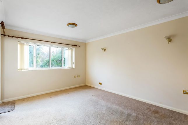 Flat for sale in Forge Lane, Cheam, Surrey