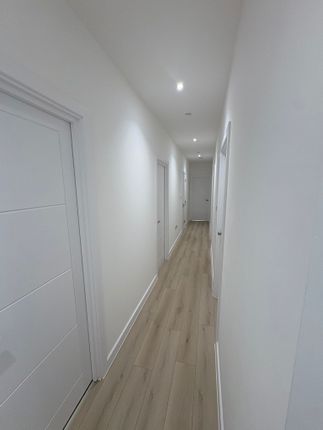 Flat 12, Iby House, Southend Road, London photo 3