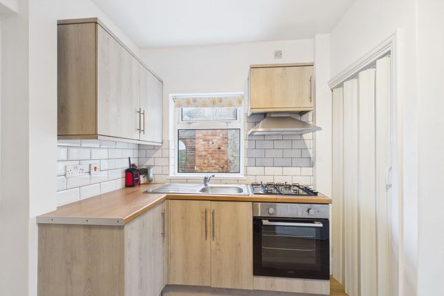 30 Newlands Grove, Sheffield photo 2