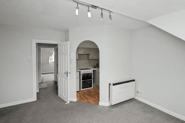 Rochester Drive, Watford photo 2