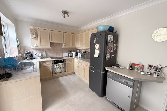 102, Carpenter Way, Potters Bar photo 3