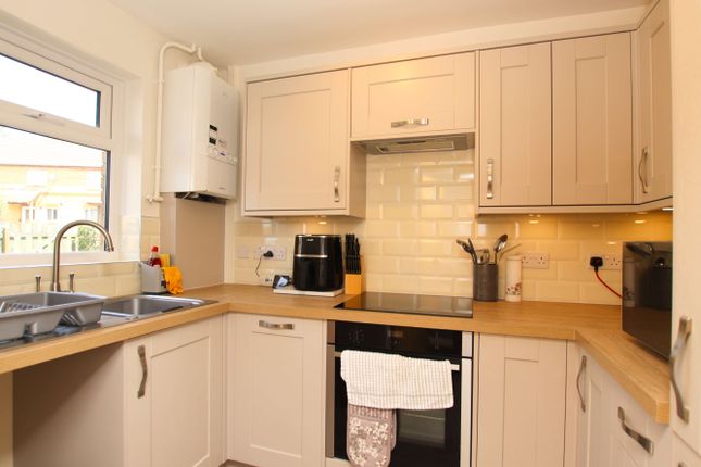 18, Clos Myddlyn, Beddau photo 4