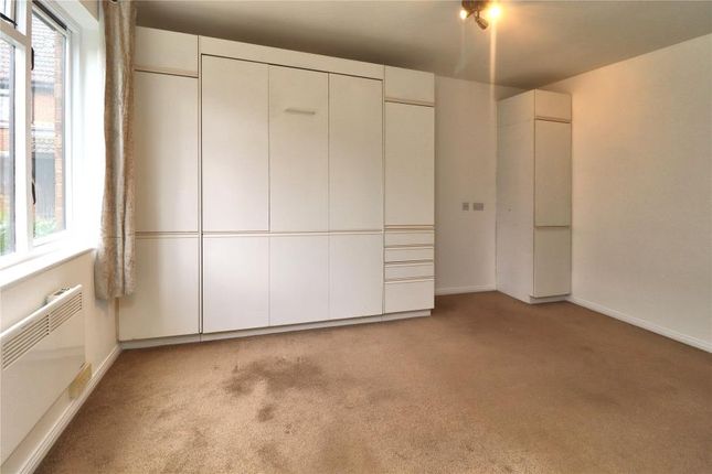 71, Tintagel Way, Woking photo 4
