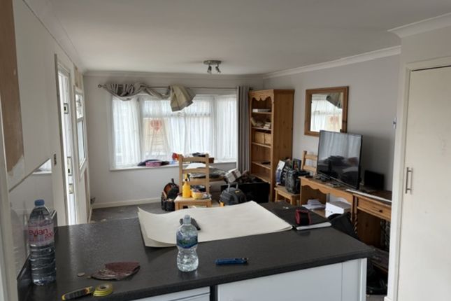 13 Coxes Avenue Upper Halliford Road, SHEPPERTON photo 5