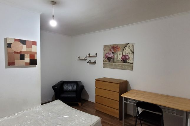 Thumbnail Room to rent in Maitland House, Bishops Way, Bethnal Green, London