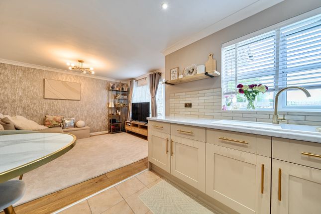 27, Brickfield Farm Gardens, Orpington photo 4