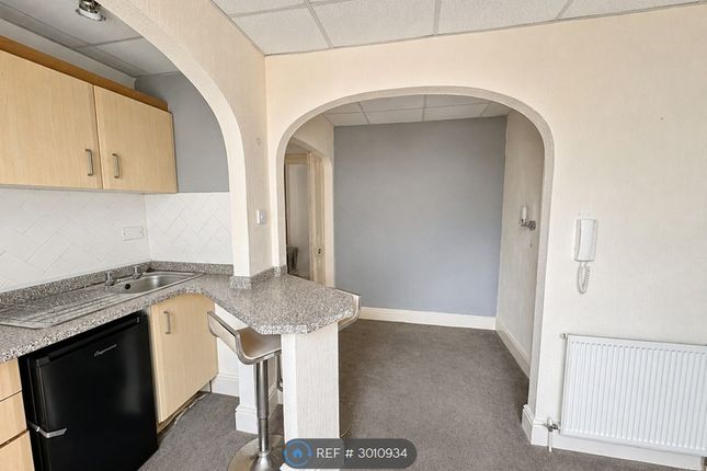Flat, Bath Road, Swindon photo 3