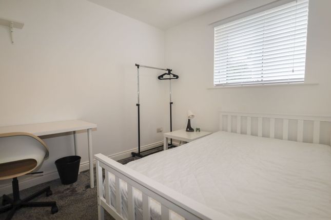 460b Holdenhurst Road, Bournemouth photo 3