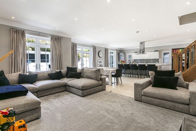 6, High Oaks, Surrey photo 2