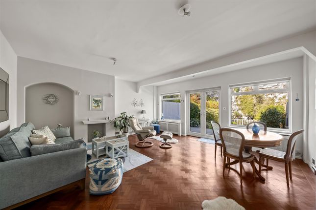 2, Hurst Croft, Guildford photo 2