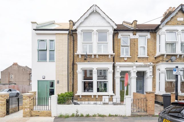 Thumbnail Flat for sale in Essex Road, London