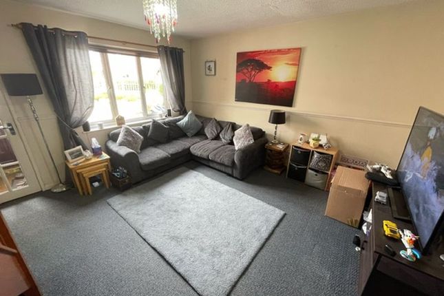 25, Kerry Close, Swindon photo 2