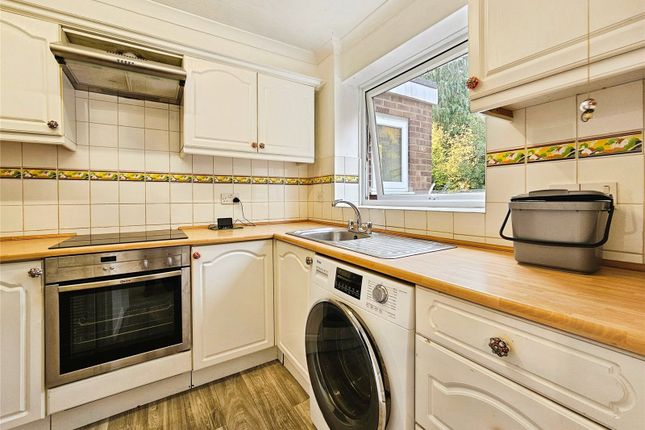 11, Windsor Court, Fleet photo 4