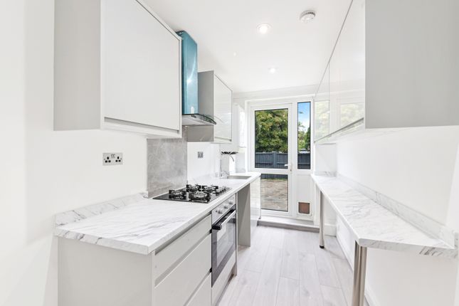 12, Florence Avenue, Morden photo 3