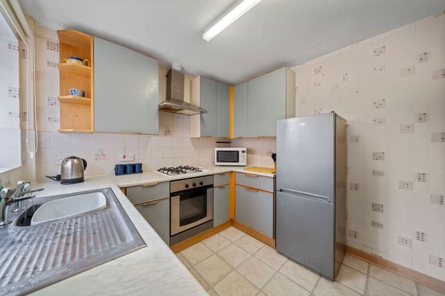 6 Derwent Close, Leigh photo 3