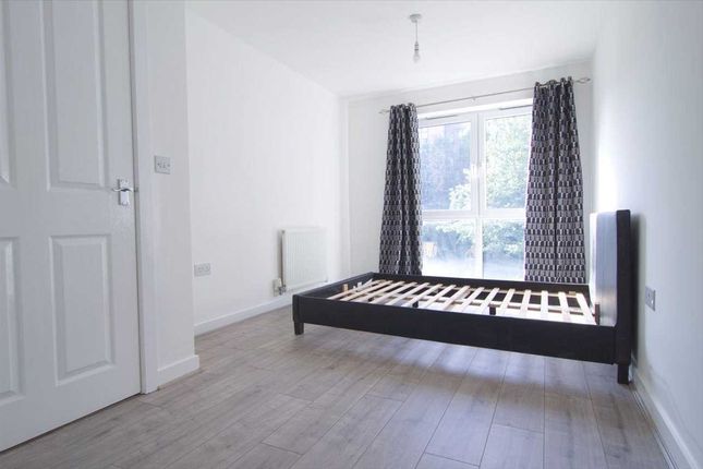 Flat 13, 25, Flora Court, Fortune Avenue,, Edgware photo 4