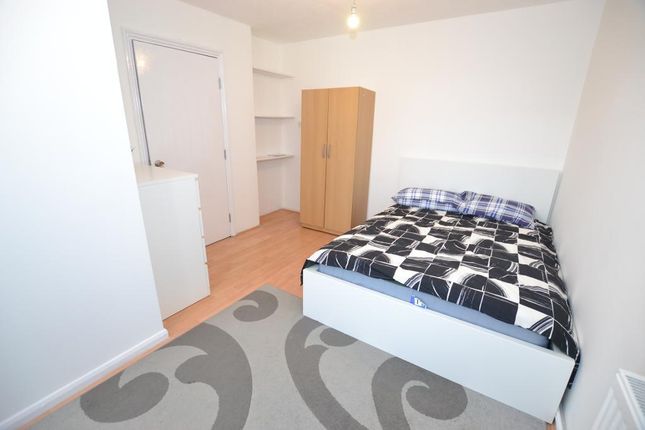 Room 1, 303 Pegswood Court, 92 Cable Street, London photo 4