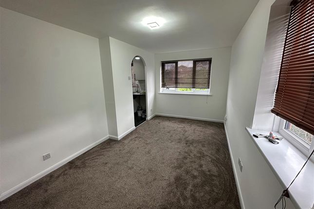 Flat to rent in Redford Close, Feltham