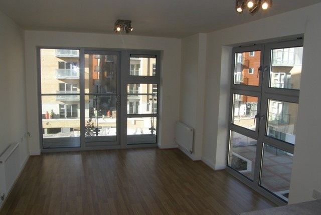 Flat to rent in Queen Mary Avenue, London